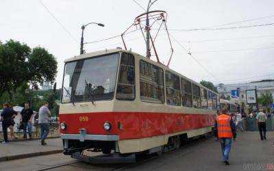 В Киеве трамвай переехал человека. Фото с места происшествия