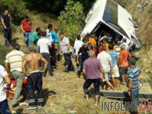 В Турции туристический автобус упал с 50-метровой высоты: есть жертвы