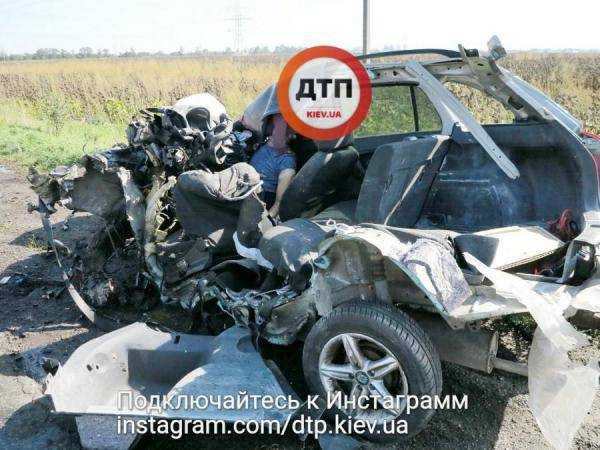 Под Киевом на скорости 150 км/ч авто влетело в фуру, водителю оторвало голову. Фото 18+