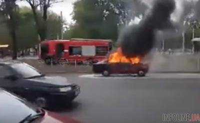 В Киеве возле ТРЦ загорелся автомобиль