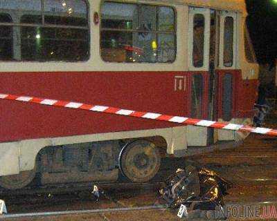 В Киеве трамвай насмерть сбил женщину и ребенка