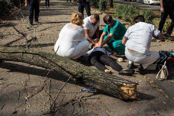 В центре Днепра ветка убила студентку.Фото.Видео