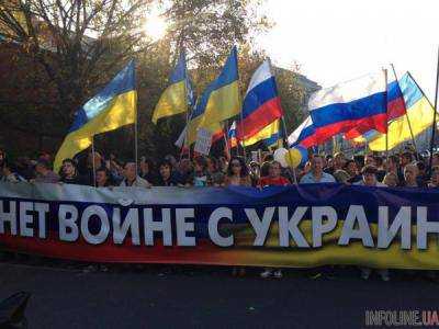 В Петербурге десятки людей с флагами Украины вышли на акцию против войны
