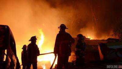 Пожар на складе в Белой Церкви тушат 60 спасателей