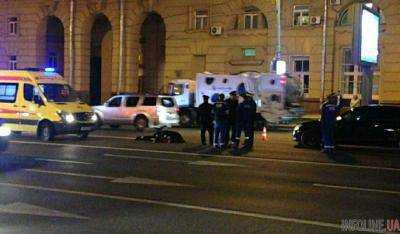 В сеть попало видео, как "мерседес"с мигалками насмерть сбил полицейского в центре Москвы.Видео