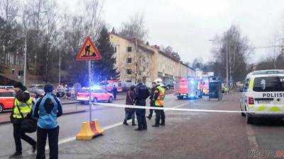 В центре Риги автомобиль врезался в детскую группу, есть пострадавшие