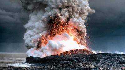 Из-за извержения вулкана эвакуировали целый остров в Тихом океане