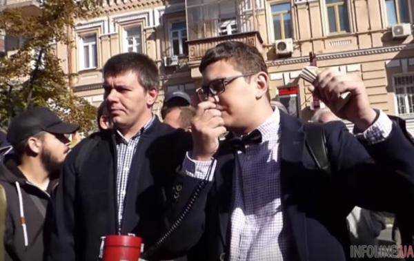 Журналист перекупил участников акции Рабиновича под Нацбанком и создал их профсоюз.Видео