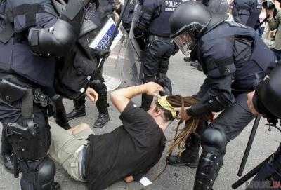 Полиция Испании использует резиновые пули против демонстрантов в Барселоне