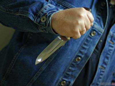 В Одессе мужчина с ножом в магазине напал на парня и девушку