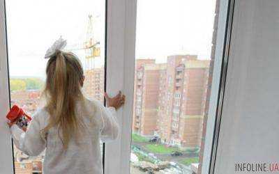 Ребенок с собакой выпали из окна 18 этажа, причина шокирует