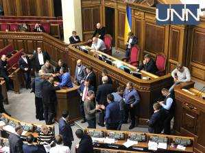 Депутаты из коалиции заблокировали трибуну ВР