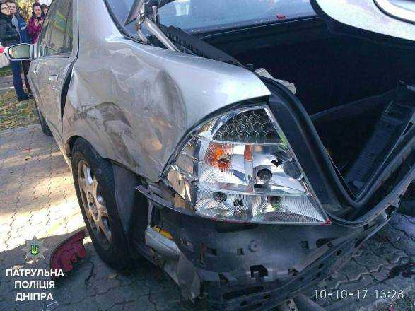 Во время аварии в Днепре водитель протаранил пять автомобилей