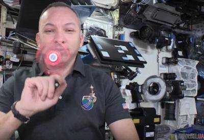 Астронавты NASA показали как пользоваться спиннером в космосе.Видео