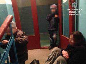 Жительница Ровно выпила смертельную дозу алкоголя и уснула в подъезде с двумя детьми