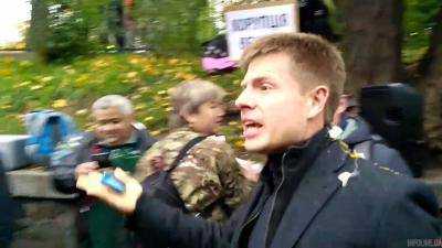"М@дак": Гончаренко забросали яйцами под ВР. Видео