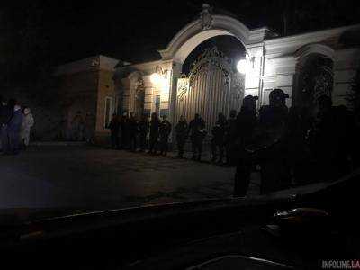 Активисты заявили, что приехали к резиденции Порошенко