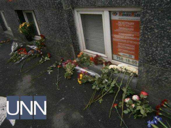 Харьковчане несут цветы к месту смертельного ДТП