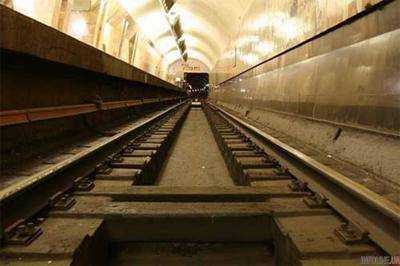 В Киеве между станциями метро погиб 33-летний мужчина