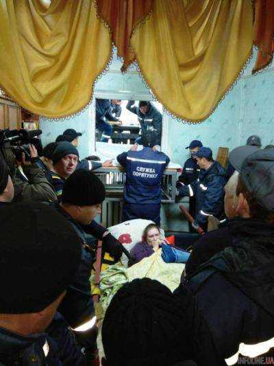 В Коростене 60 спасателей извлекли из дома женщину весом 370 кг, чтобы отвезти на лечение