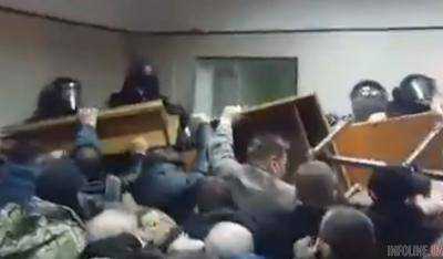 Активисты в Святошинском суде применяли против полиции газ и взрывные пакеты