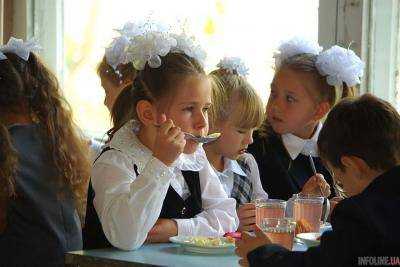 В Черновицкой школе после обеда отравились 55 детей