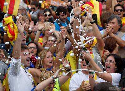 Объятия и шампанское: в Каталонии празднуют независимость