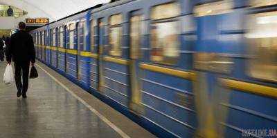 На синей ветке киевского метро человек упал на рельсы
