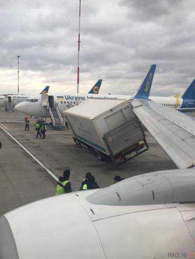 В Борисполе самолет задел грузовик