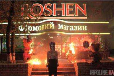 В Украине начали жечь магазины Roshen. Шокирующее видео