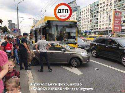 Легковушка столкнулась с троллейбусом в столице