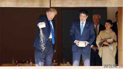 Нетерпеливый Трамп рассмешил Абэ во время кормления рыб.Видео