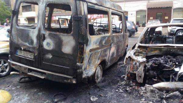 Жаркая ночка: в Одессе дотла сгорели более 15 автомобилей