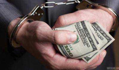 Прокурора Ровенской задержали на взятке в 2,5 тысячи долларов