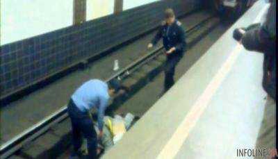 Мужчина, который упал на рельсы в киевском метро, ??погиб
