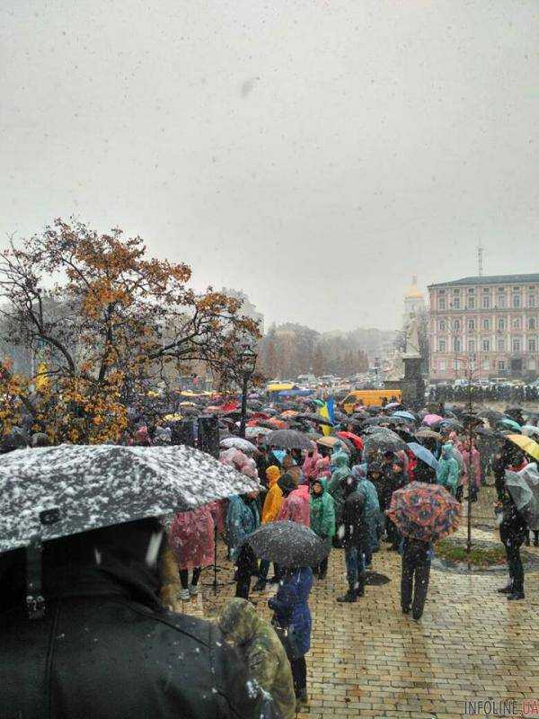На нары: сотни украинцев бунтуют под окнами Порошенко.Видео