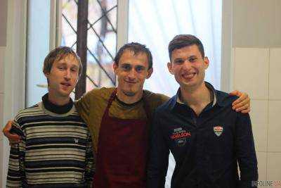 В Киеве 21-летний юноша открыл пекарню и нанял людей с аутизмом и синдромом Дауна
