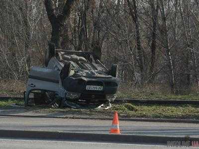 В Запорожье на Набережной магистрали перевернулся легковой автомобиль