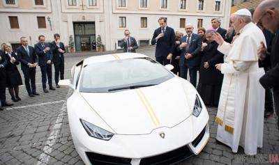 Компания Lamborghini подарила Папе Римскому Франциску уникальный спорткар