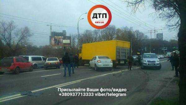 В Киеве фура протаранила пять авто
