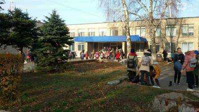 В днепровской школе распылили газ: учеников вывели на улицу