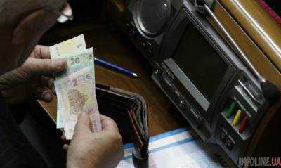 Украинцы призвали Порошенко назначить депутатам зарплату на уровне прожиточного минимума