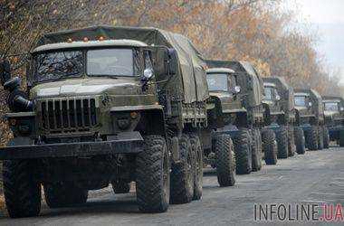 Колонна грузовиков и бронетехники с боевиками движется в Донецк