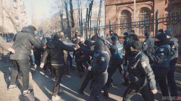 В Харькове побоище, громят территорию ВУЗа: жесткие фото