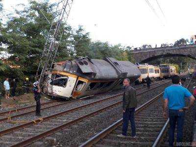 В Испании пассажирский поезд сошел с рельсов, есть пострадавшие