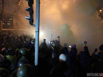 В Киеве начались столкновения между правоохранителями и участниками шествия.Видео