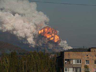 Мощные взрывы, все горит: жители Донецка в ужасе