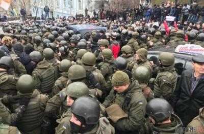 В Киев входят войска, движение перекрыто, несутся «скорые». Фото хаоса