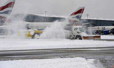 Британию засыпает снегом: аэропорты Лондона отменяют и задерживают рейсы