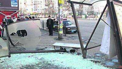 В Киеве авто вылетело на остановку общественного транспорта и сбил троих людей